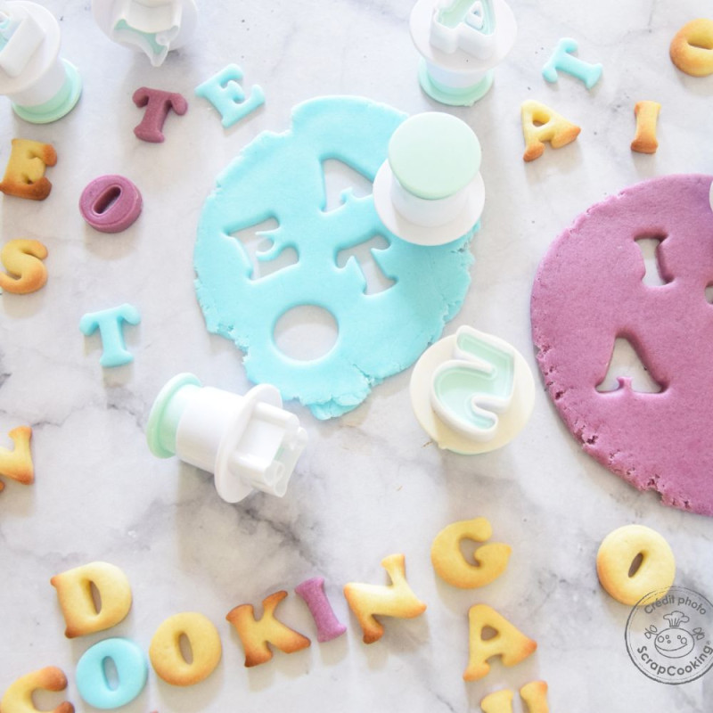 Seau 36 emporte-pièces éjecteurs lettres et chiffres