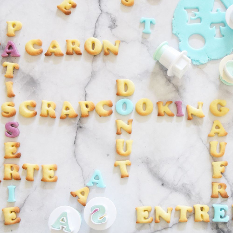 Seau 36 emporte-pièces éjecteurs lettres et chiffres