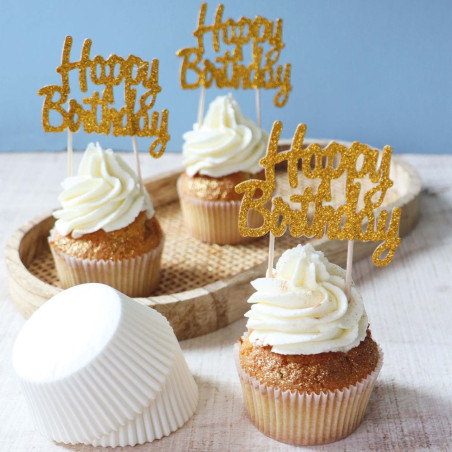 Cupcakes d'anniversaire en caissettes en papier blanc avec des cake toppers "Happy Birthday"