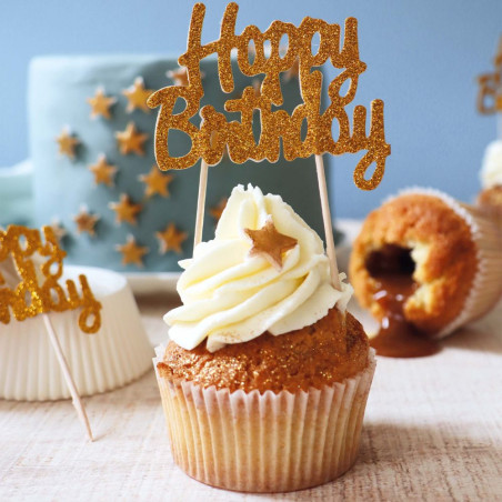 Muffin d'anniversaire dans une caissette blanche avec un cake topper "Happy Birthday"