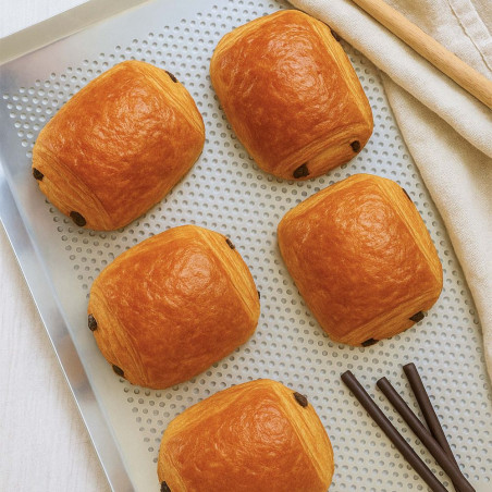 Pains au chocolat posés sur une plaque de cuisson en aluminium ScrapCooking®