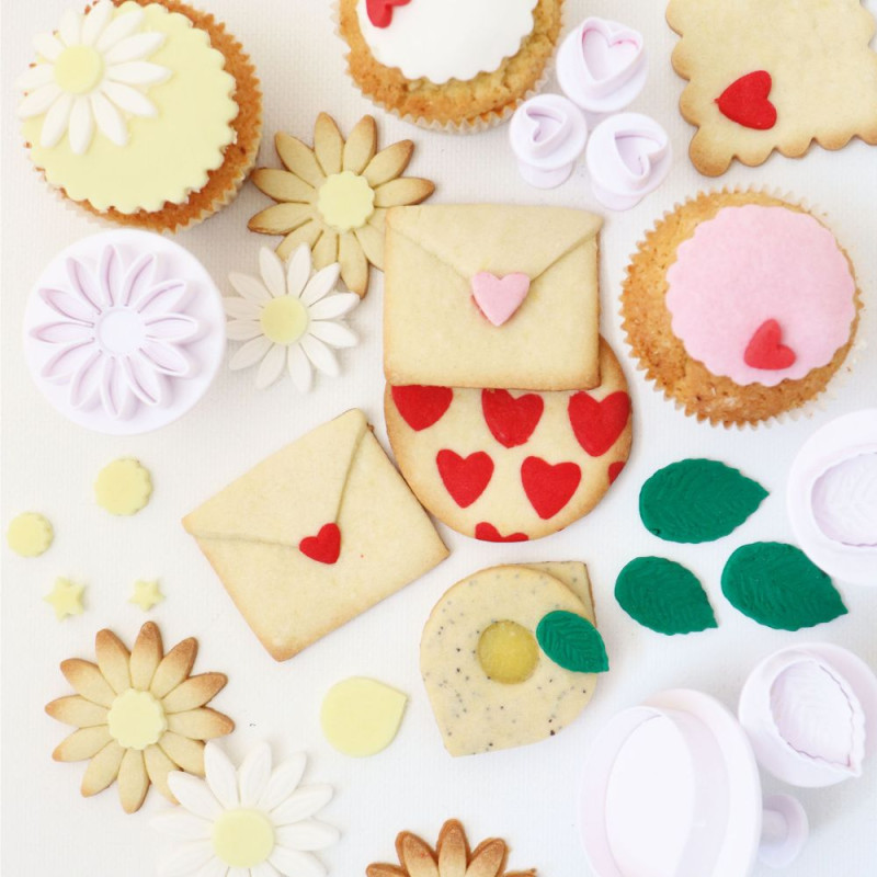 Biscuits décorés de coeurs, marguerites, fleurs, et feuilles en sucre ScrapCooking®