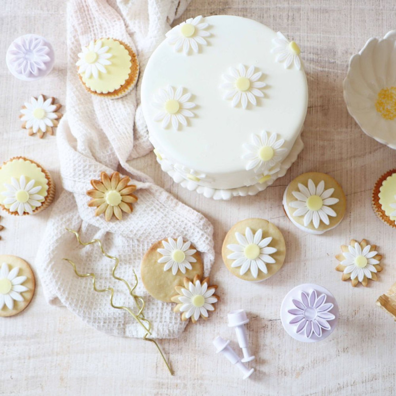 27 cookie cutters with ejectors (hearts, butterflies, flowers)