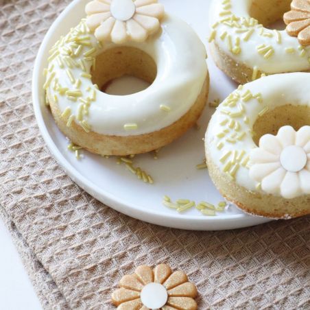 Marzipan daisy decorations