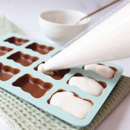 Making marshmallow teddy bears smores style