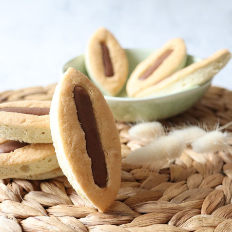 Boat-shaped chocolate filled soft tarts