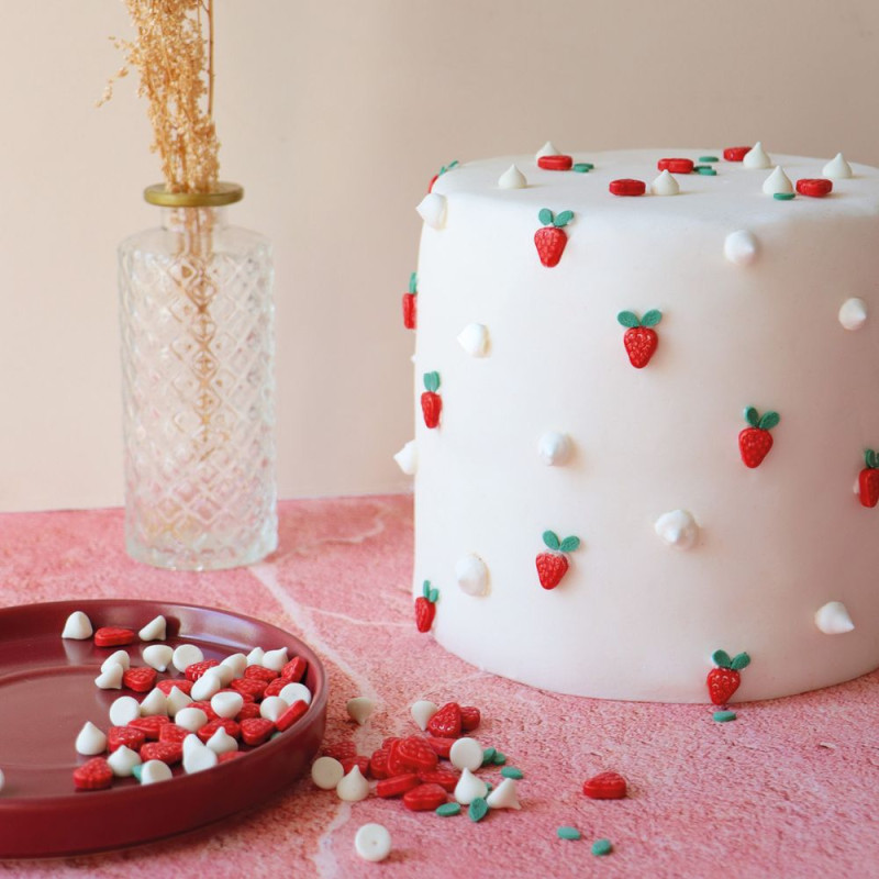 Ambiance décors sucrés fraises & mini meringues sur gâteau ScrapCooking®