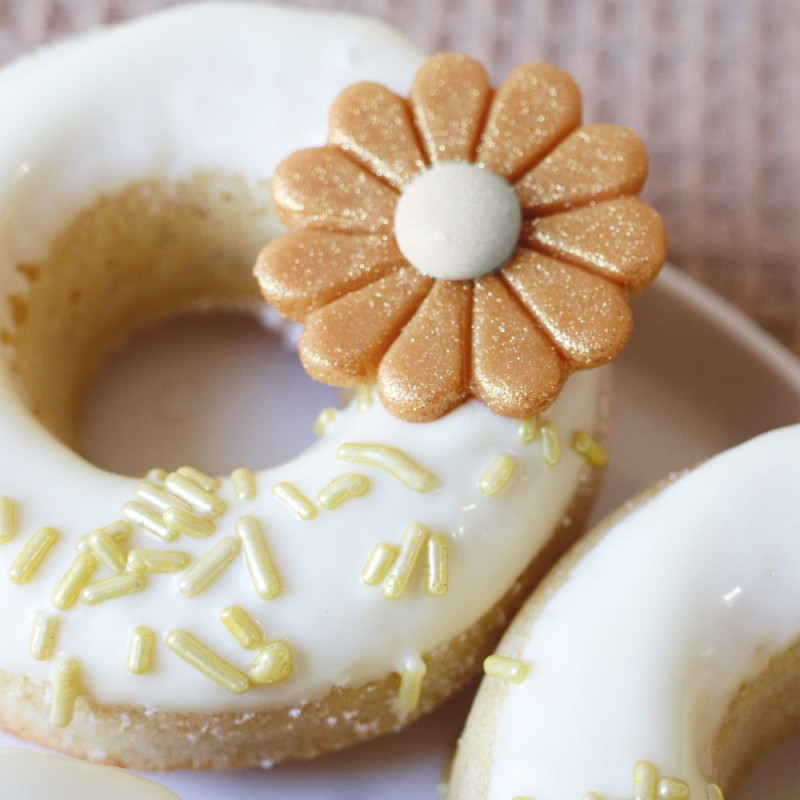 Marzipan/almond paste daisy cake decorations | ScrapCooking®
