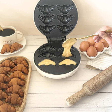 Close-up photo of the dough for mini croissants and the rolling pin - ScrapCooking