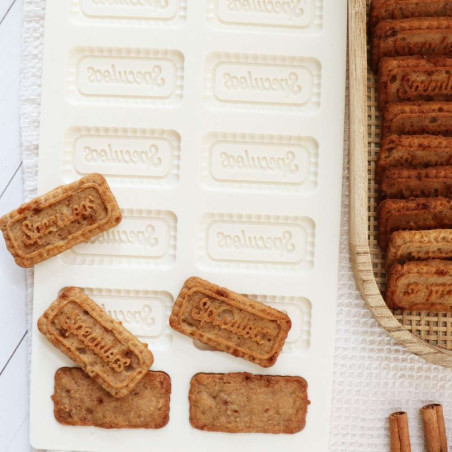 Photo showing a mould and speculoos biscuits - ScrapCooking