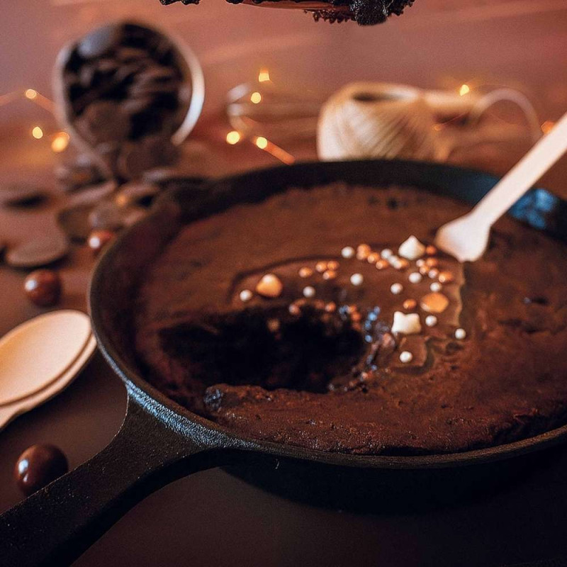 Ambiance mousse chocolat avec poêle en fonte - ScrapCooking