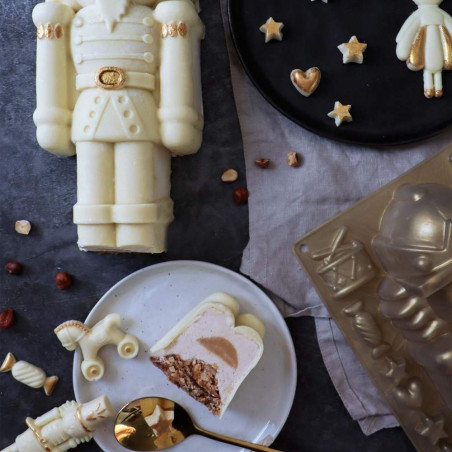 Photo of a Yule log and a slice + The Nutcracker mould - ScrapCooking