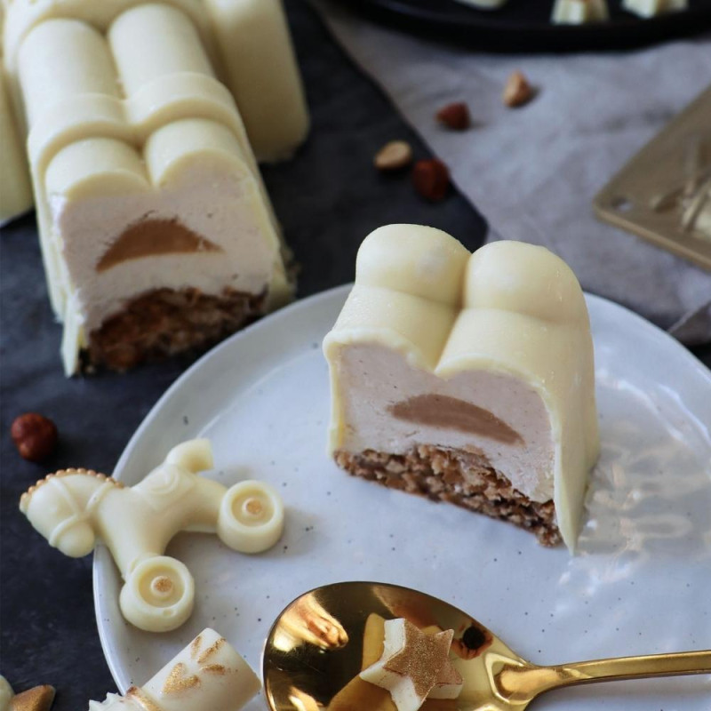 Photo of a sliced Yule log + Nutcracker mould - ScrapCooking