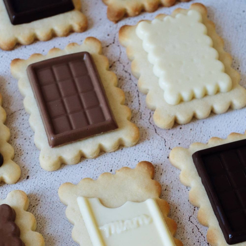 Close-up of School 3 Chocolates biscuits - ScrapCooking®