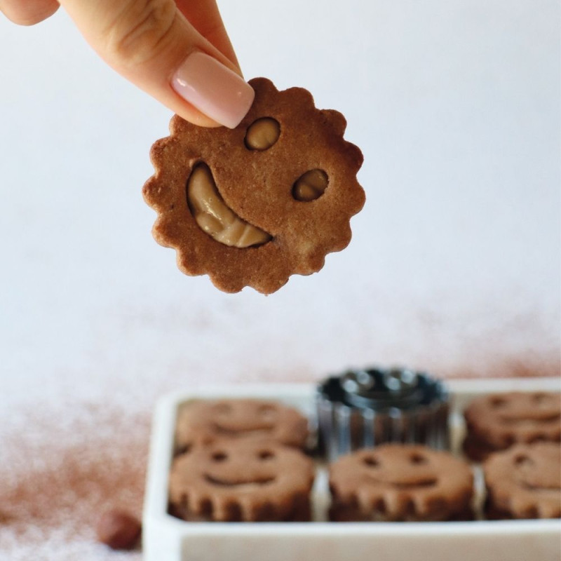 Gros plan biscuit sourire chocolat - ScrapCooking®