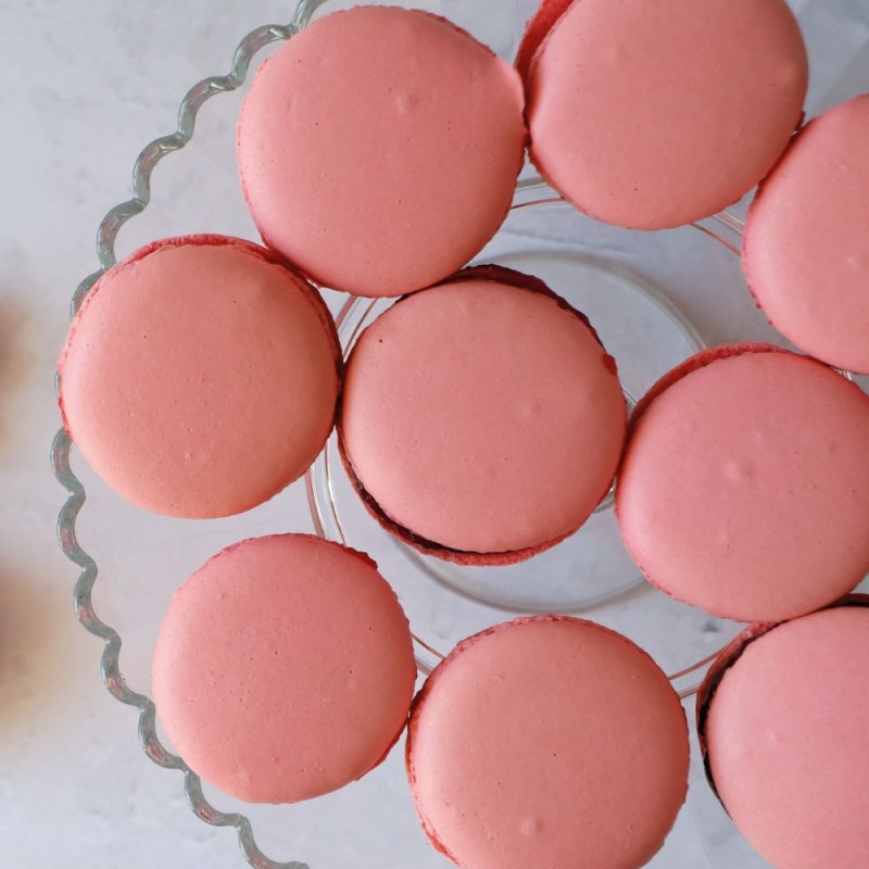 Close-up of macarons with raspberry flavouring - ScrapCooking®